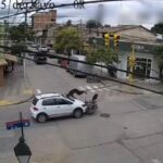 Orán: Motociclista pasó un semáforo en rojo y fue colisionado por un auto