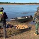Los descubrieron con 25 kilos de cocaína: huyeron, abandonaron la droga y dejaron un documento