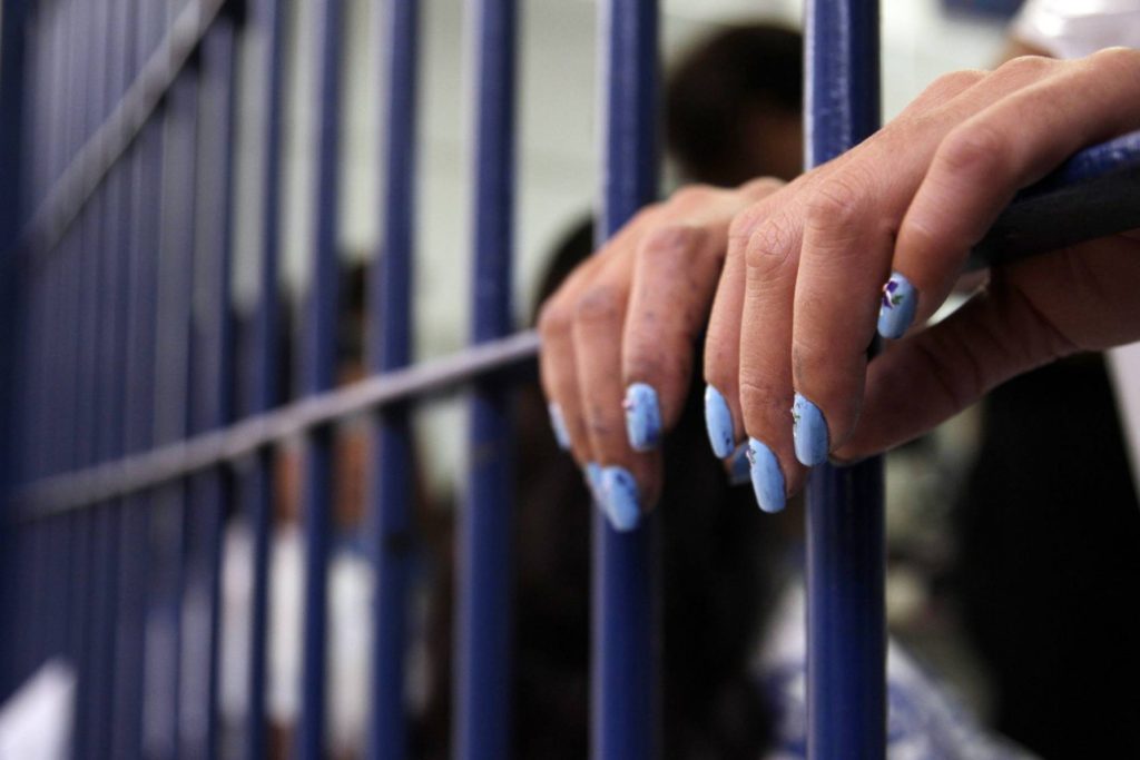 MUJER DETENIDA